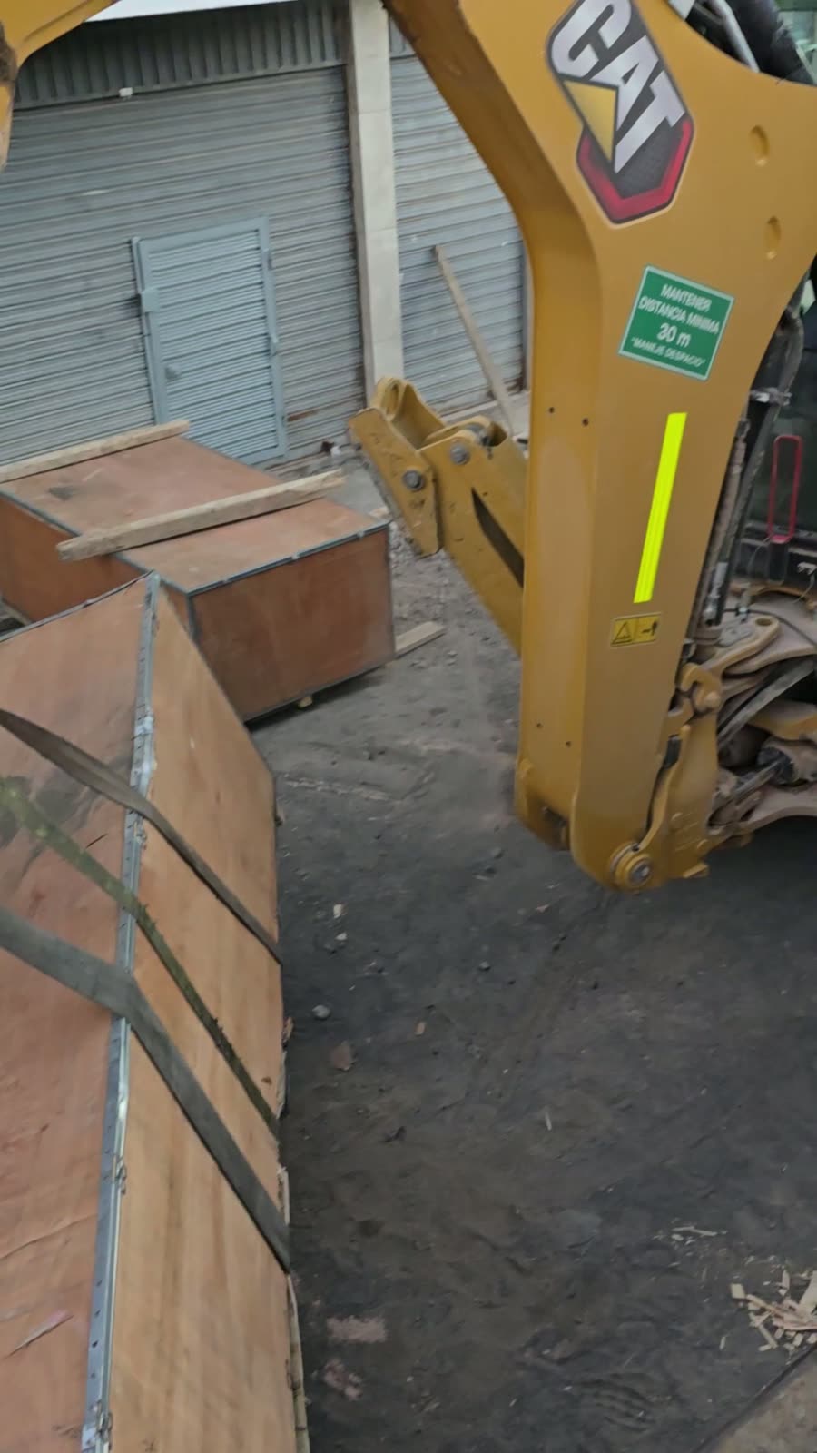 Descarga de las cajas con las máquinas
